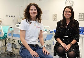 Marta Rico y Sara García Villanueva, de la Asociación Científica de Matronas de Castilla y León, en las instalaciones de la Facultad de Enfermería: