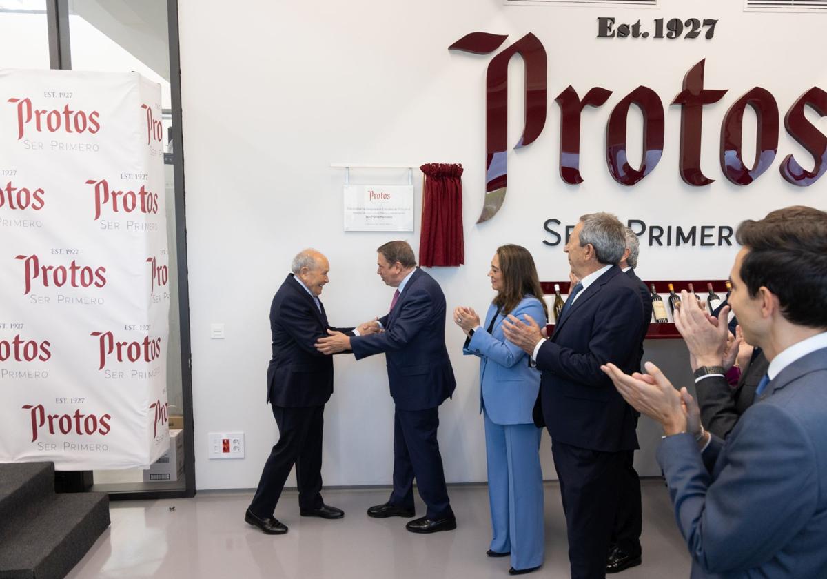El ministro de Agricultura, Luis Planas inaugura la nueva bodega de Protos en Cubillas de Santa Marta