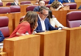 Patricia Gómez Urbán habla con Pedro Luis González Reglero en el último Pleno de las Cortes.