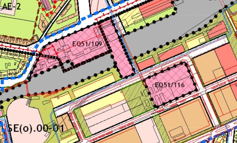 Plano del Plan General de Ordenación Urbana en el que se delimitan la nueva estación de trenes (EQ51/109) y el solar para la futura estación de autobuses (EQ51/116).