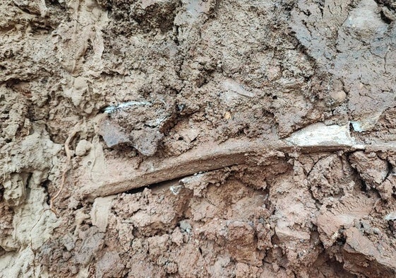 Restos encontrados en el entorno de la iglesia.