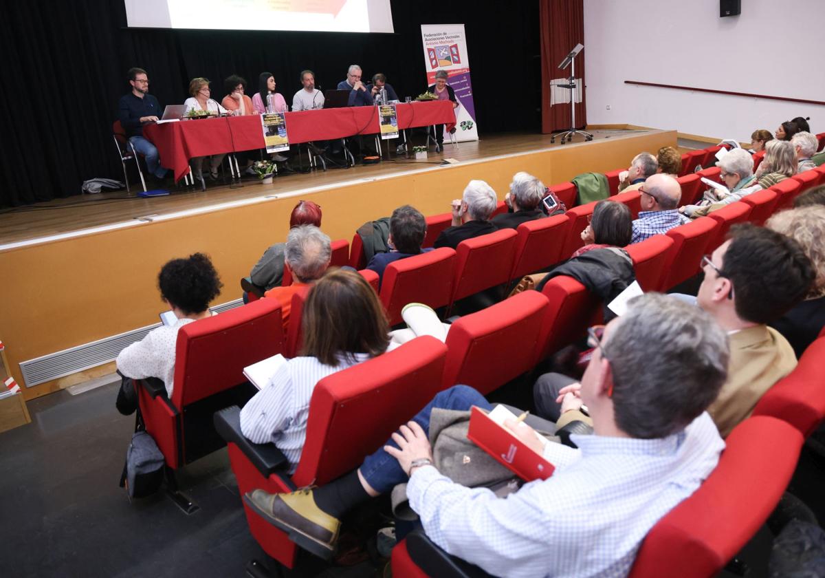 Participantes y asistentes a las jornadas 'Frente a la vulnerabilidad, acción comunitaria', organizada por la federación vecinal Antonio Machado.