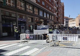 Trabajadores en una obra en una calle de Palencia.