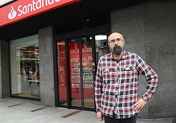 Santiago, en la puerta de la oficina de su entidad bancaria en Ordoño II.