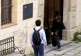 Alumnos internacionales acceden a un centro de estudios en Segovia.