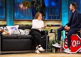 Antonia San Juan con David Broncano en 'La Revuelta'.