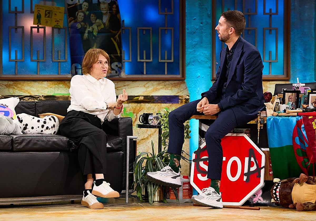 Antonia San Juan con David Broncano en 'La Revuelta'.