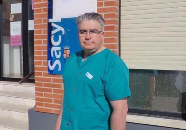 Juan Luis Badallo, a las puertas del Centro de Salud de Serrada, al que pertenece La Seca.