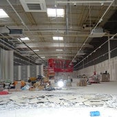 Obras de acondicionamiento de la tienda de Jysk, que ocupará la mitad del espacio dejado por Toys R Us junto al Carrefour de Parquesol.