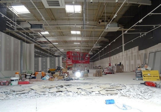 Obras de acondicionamiento de la tienda de Jysk, que ocupará la mitad del espacio dejado por Toys R Us junto al Carrefour de Parquesol.