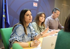 Nuria Rubio, Patricia Gómez Urbán y Pedro Luis González, en la primera reunión de la nueva dirección del grupo parlamentario.