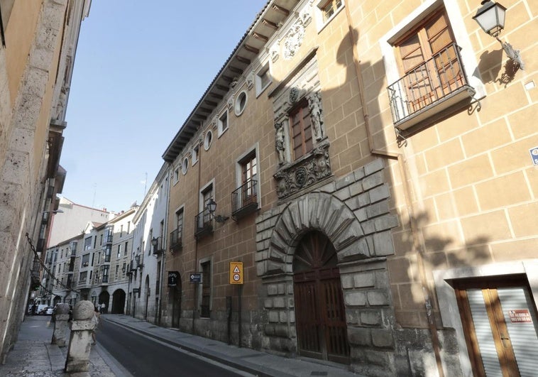 Fachada del Palacio del marqués de Valverde.