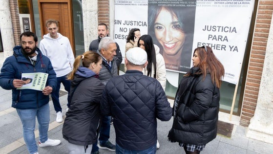 Familiares y amigos de Esther López, este martes, en los aledaños del juzgado.