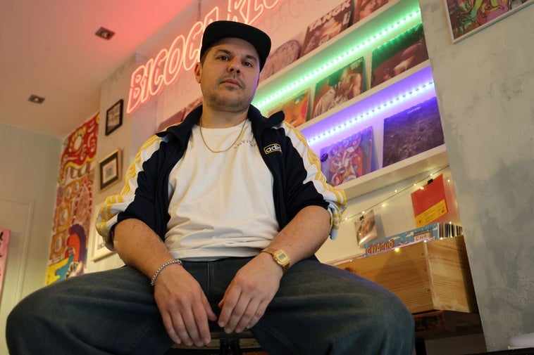 Andres Gutierrez en su tienda 'Bicoca Records'