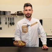 El chef Laín Montes con su plato de Conejo a la Maltesa recién hecho