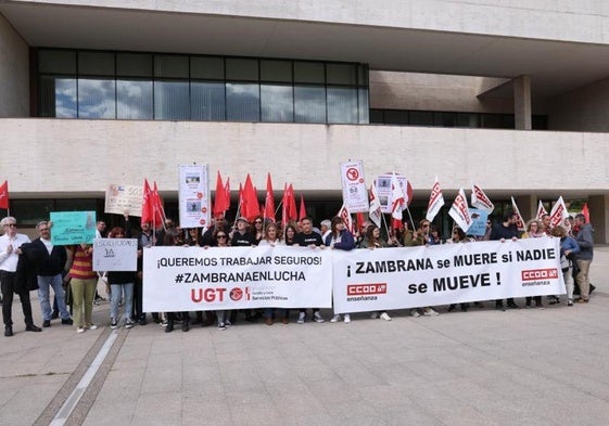 Protesta de los trabajadores del Zambrana frente a las Cortes, el pasado año.