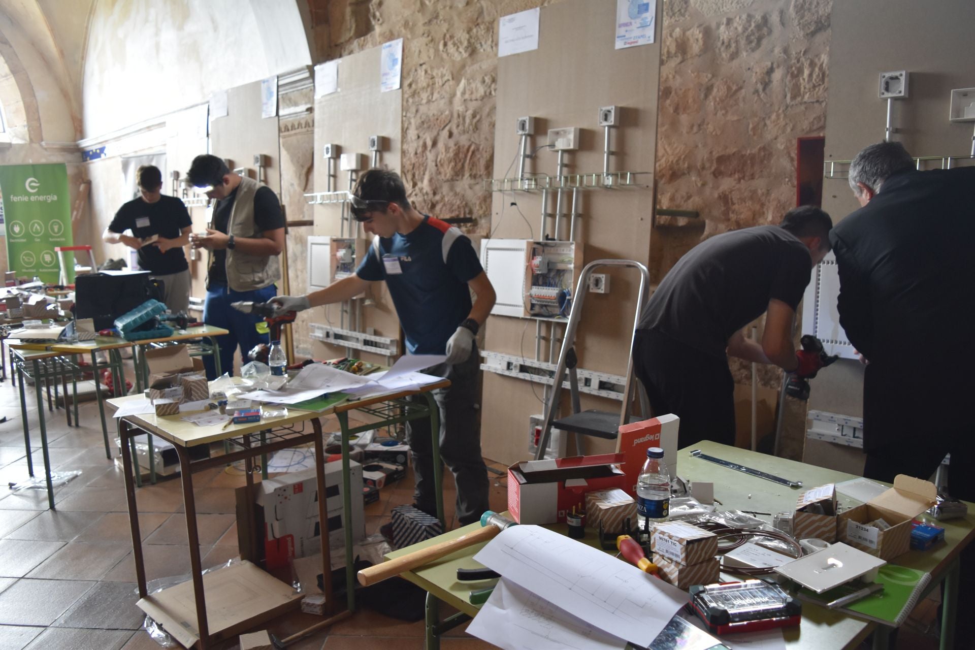 Concurso de sobretensiones, automáticos y tomas de corriente en Aguilar