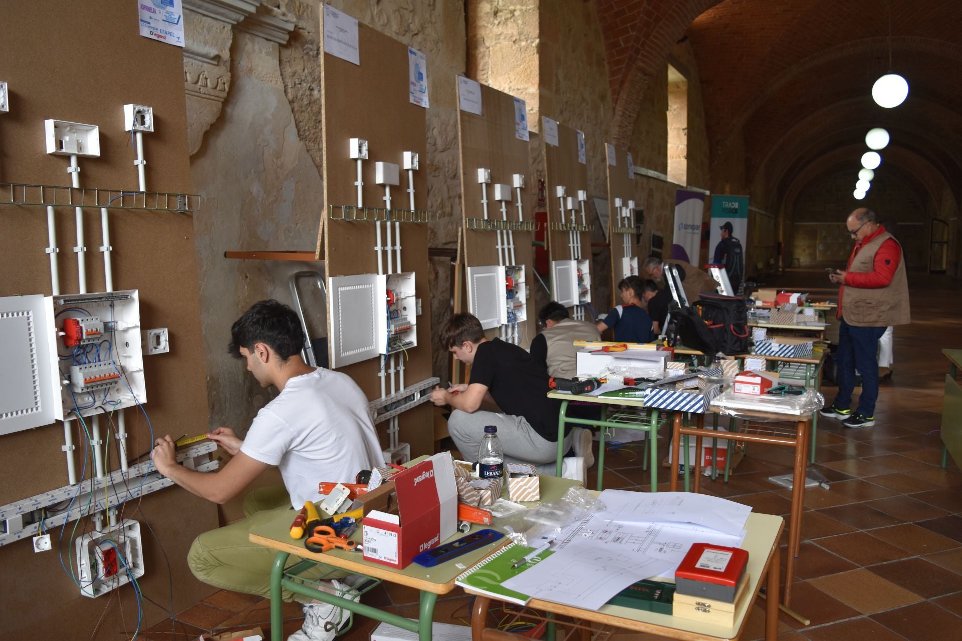 Concurso de sobretensiones, automáticos y tomas de corriente en Aguilar