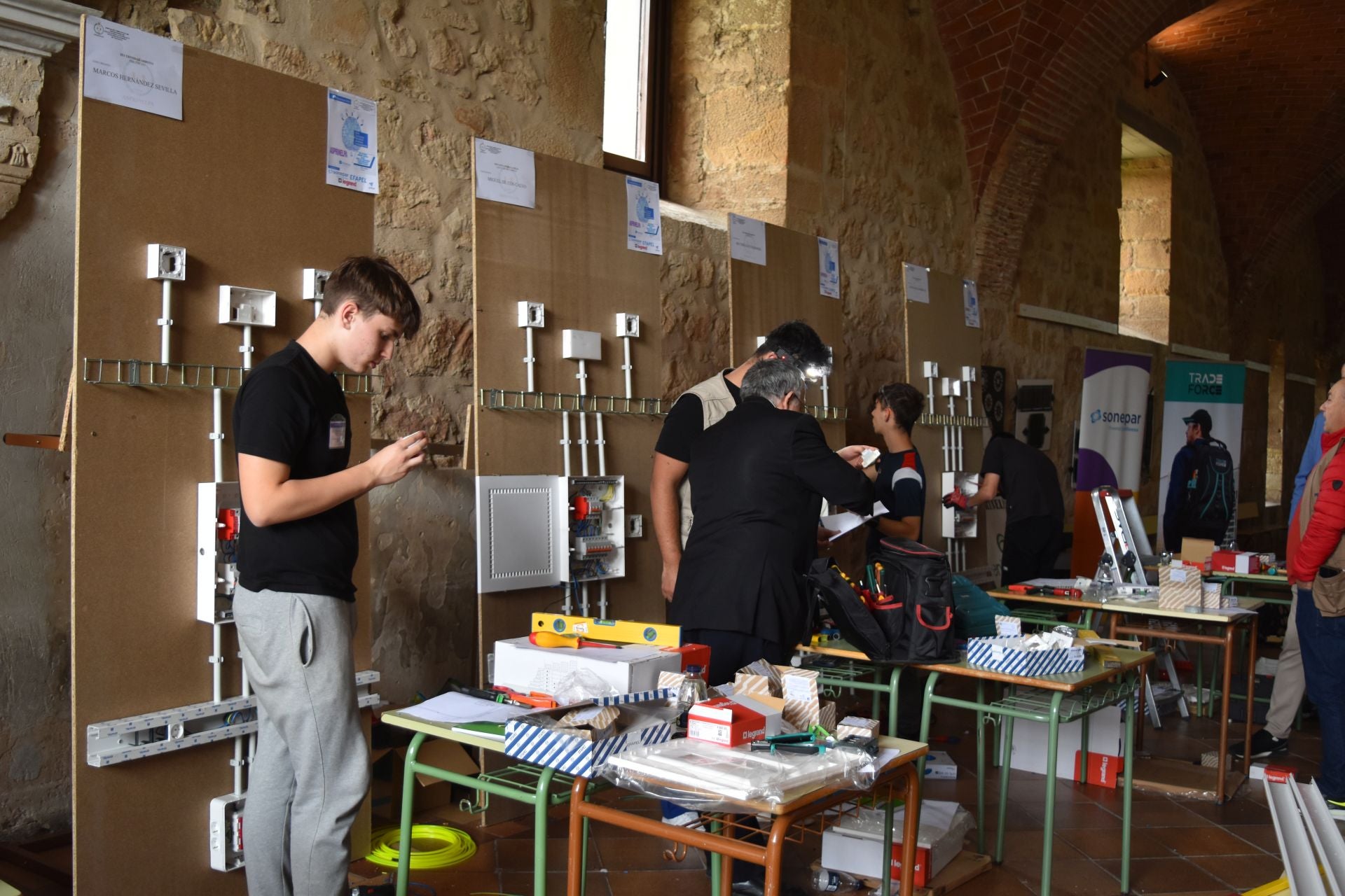 Concurso de sobretensiones, automáticos y tomas de corriente en Aguilar