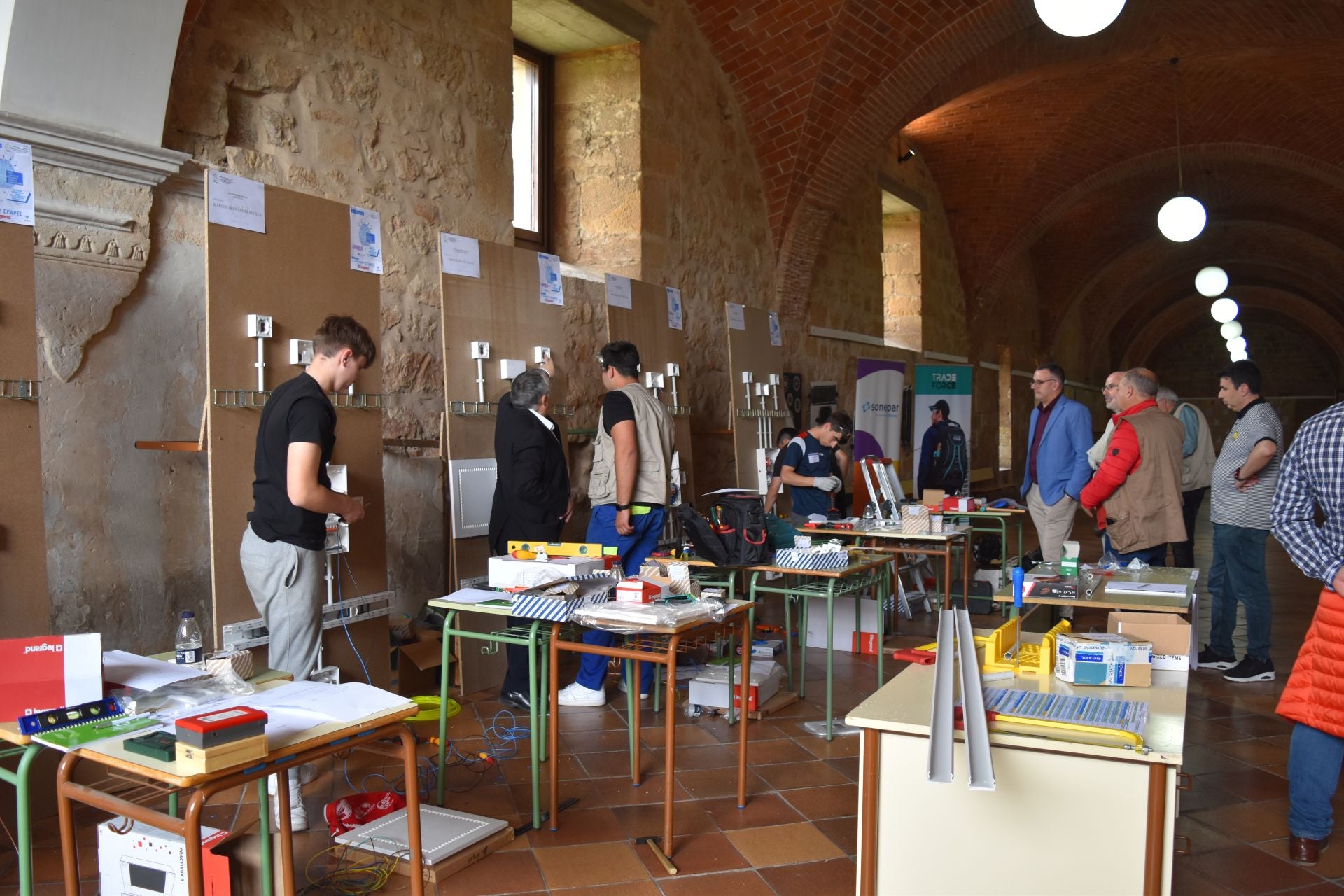 Concurso de sobretensiones, automáticos y tomas de corriente en Aguilar