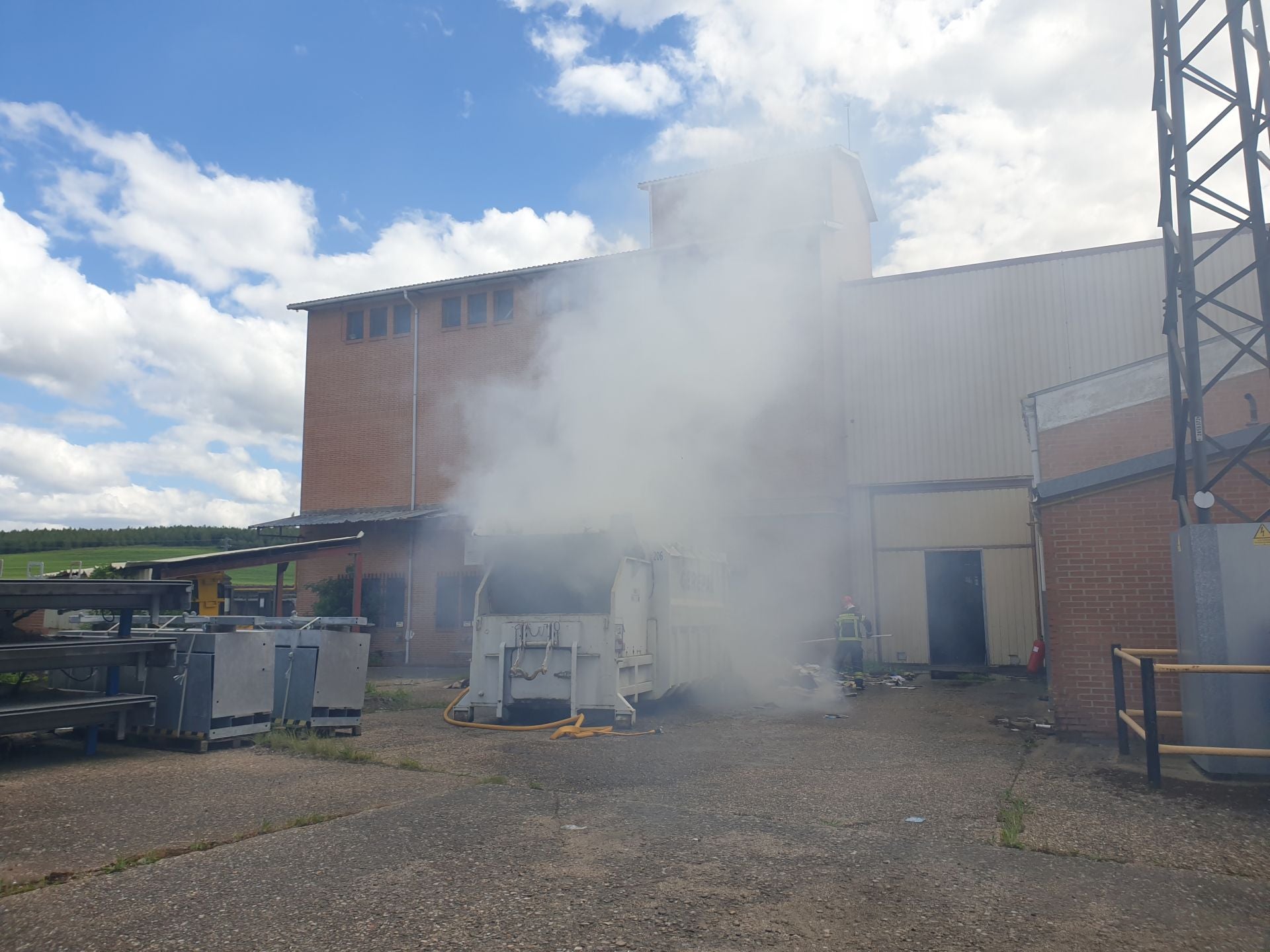 Incendio en la antigua fábrica de Gullón en Aguilar