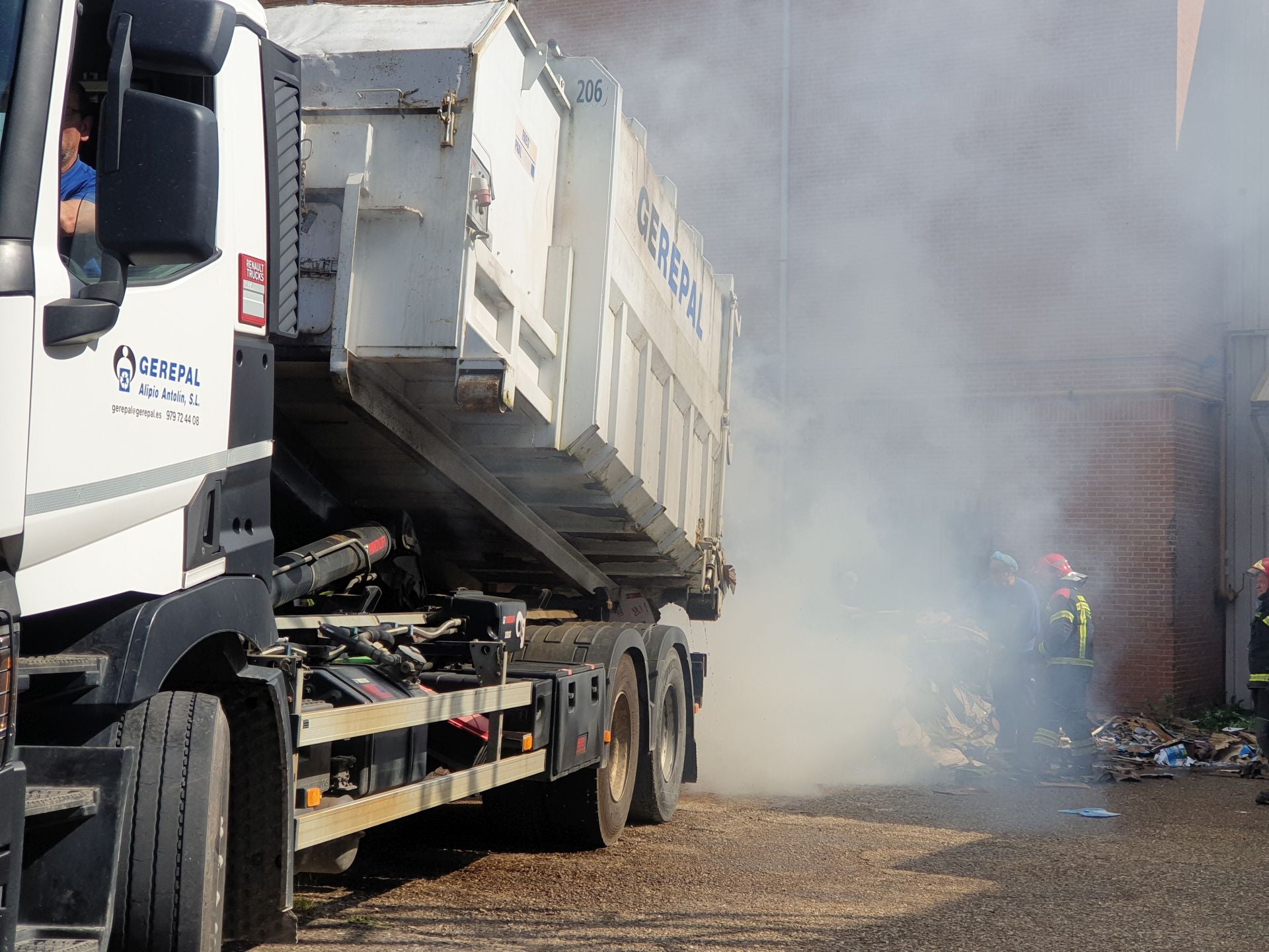 Incendio en la antigua fábrica de Gullón en Aguilar