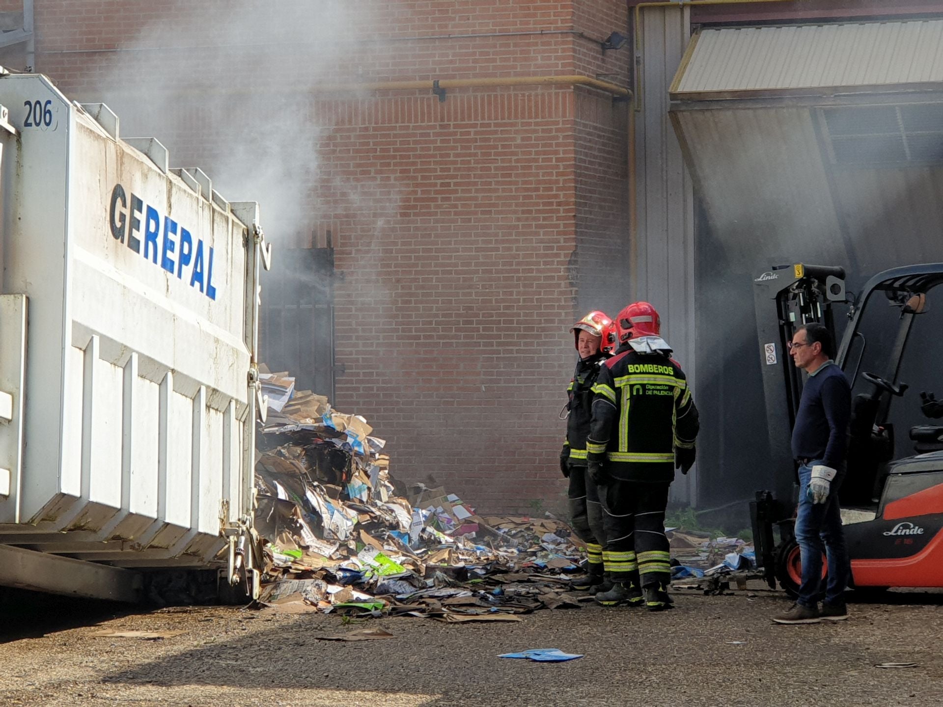 Incendio en la antigua fábrica de Gullón en Aguilar