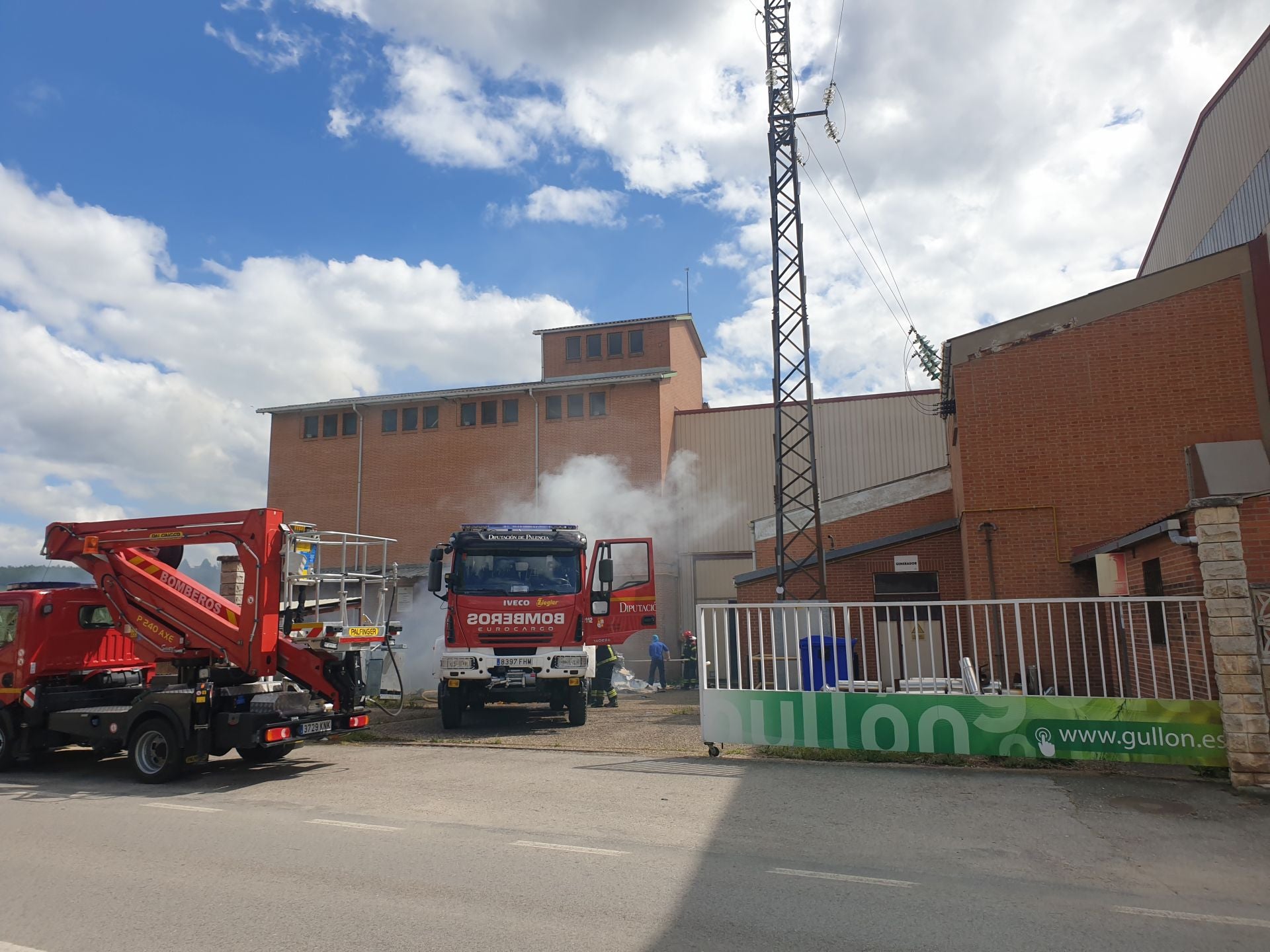 Incendio en la antigua fábrica de Gullón en Aguilar
