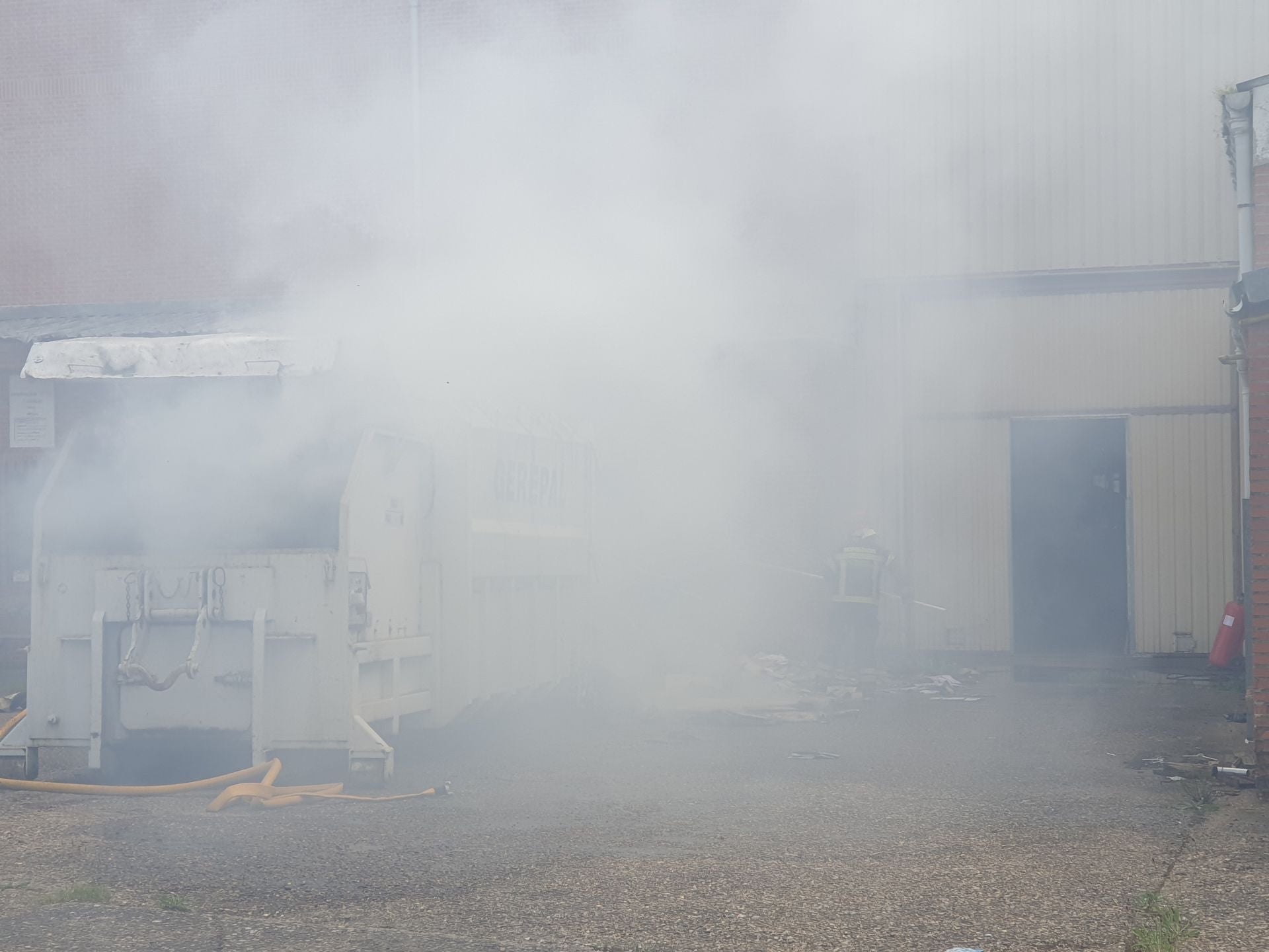 Incendio en la antigua fábrica de Gullón en Aguilar