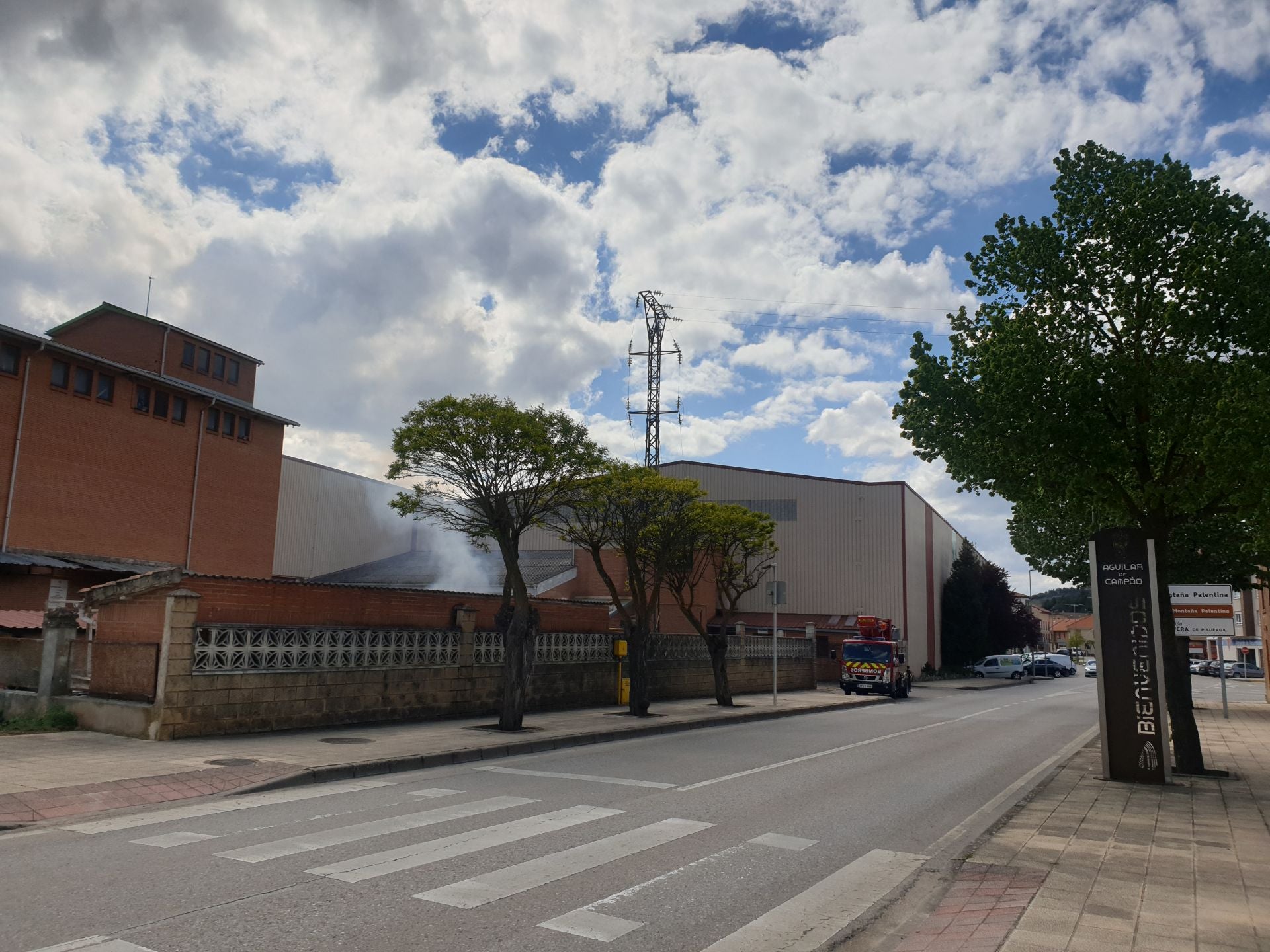 Incendio en la antigua fábrica de Gullón en Aguilar