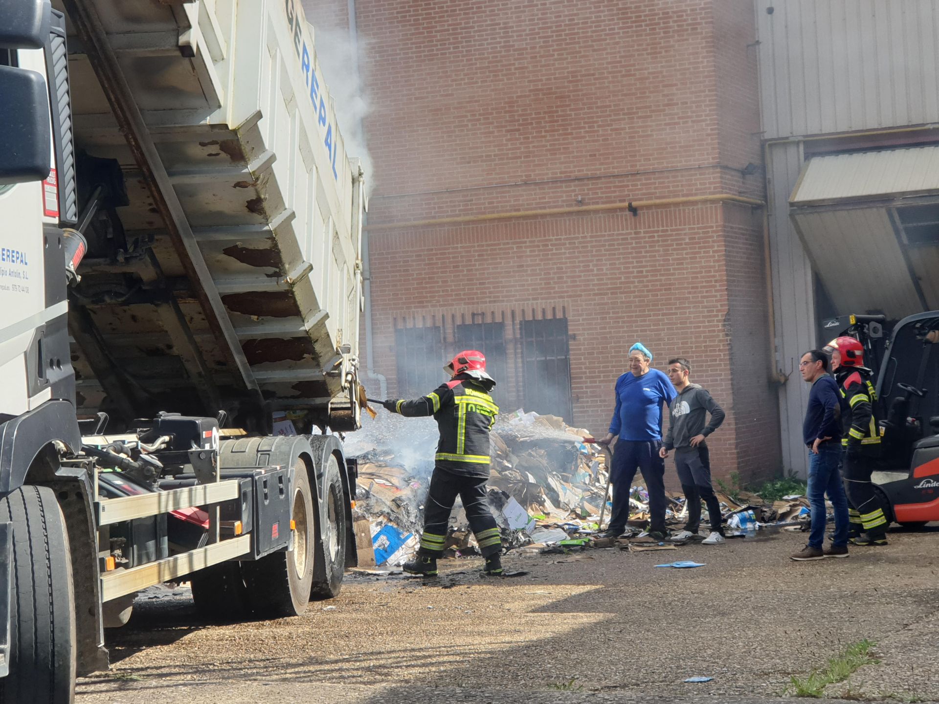 Incendio en la antigua fábrica de Gullón en Aguilar