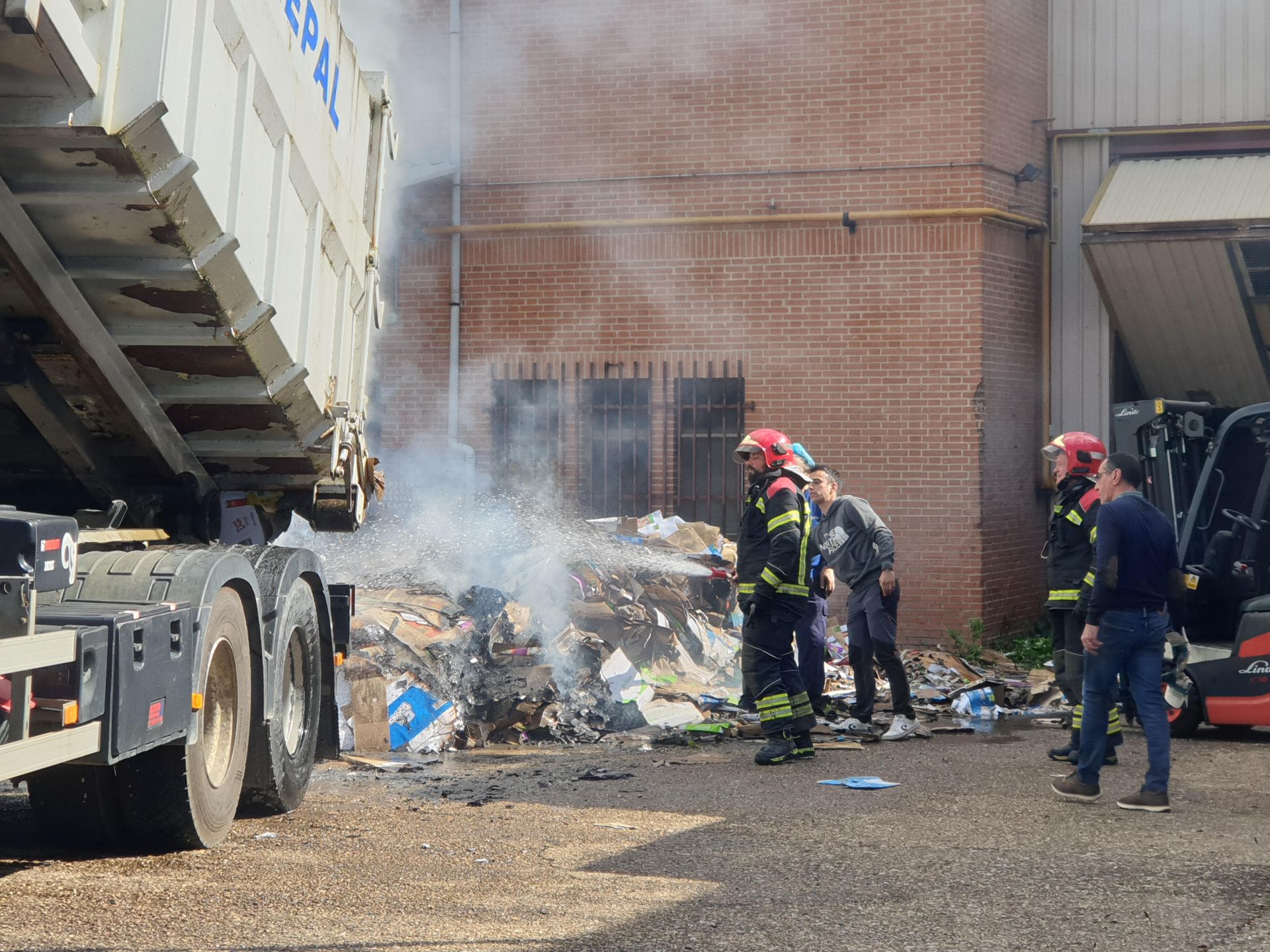 Incendio en la antigua fábrica de Gullón en Aguilar