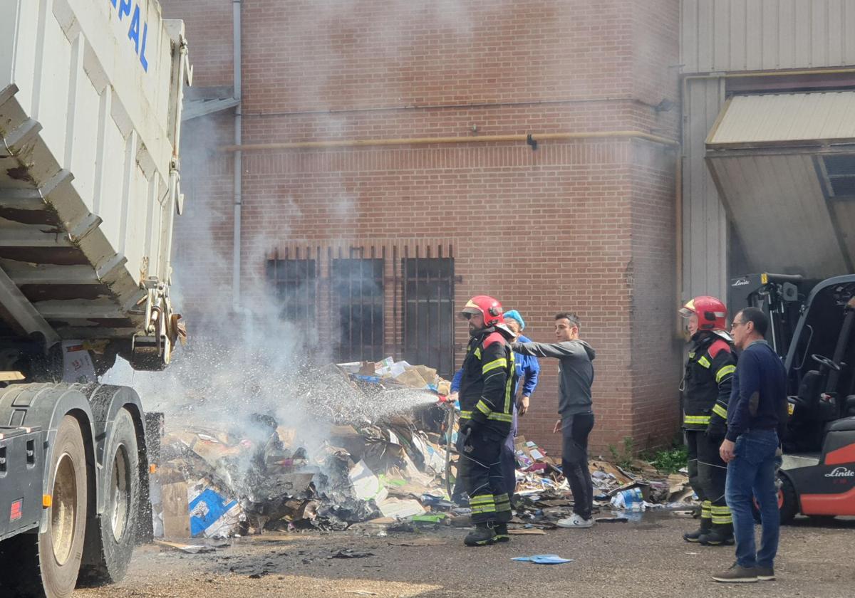 Los bomberos de Aguilar sofocan el fuego.