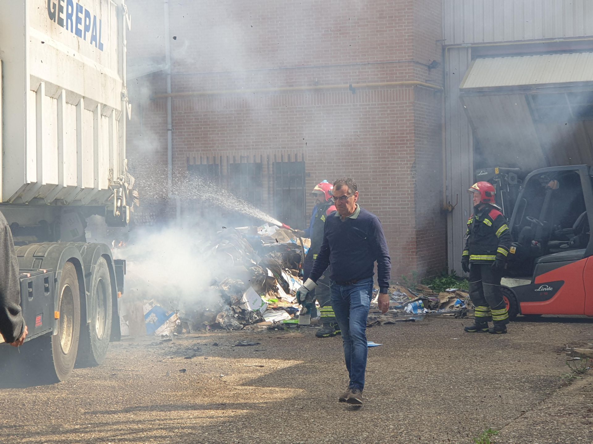 Incendio en la antigua fábrica de Gullón en Aguilar