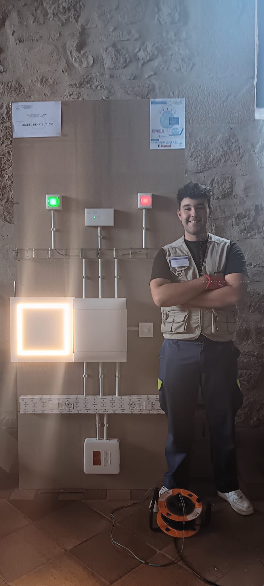 Concurso de sobretensiones, automáticos y tomas de corriente en Aguilar