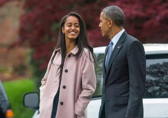 Malia Obama junto a su padre, el ex Presidente Barak Obama.
