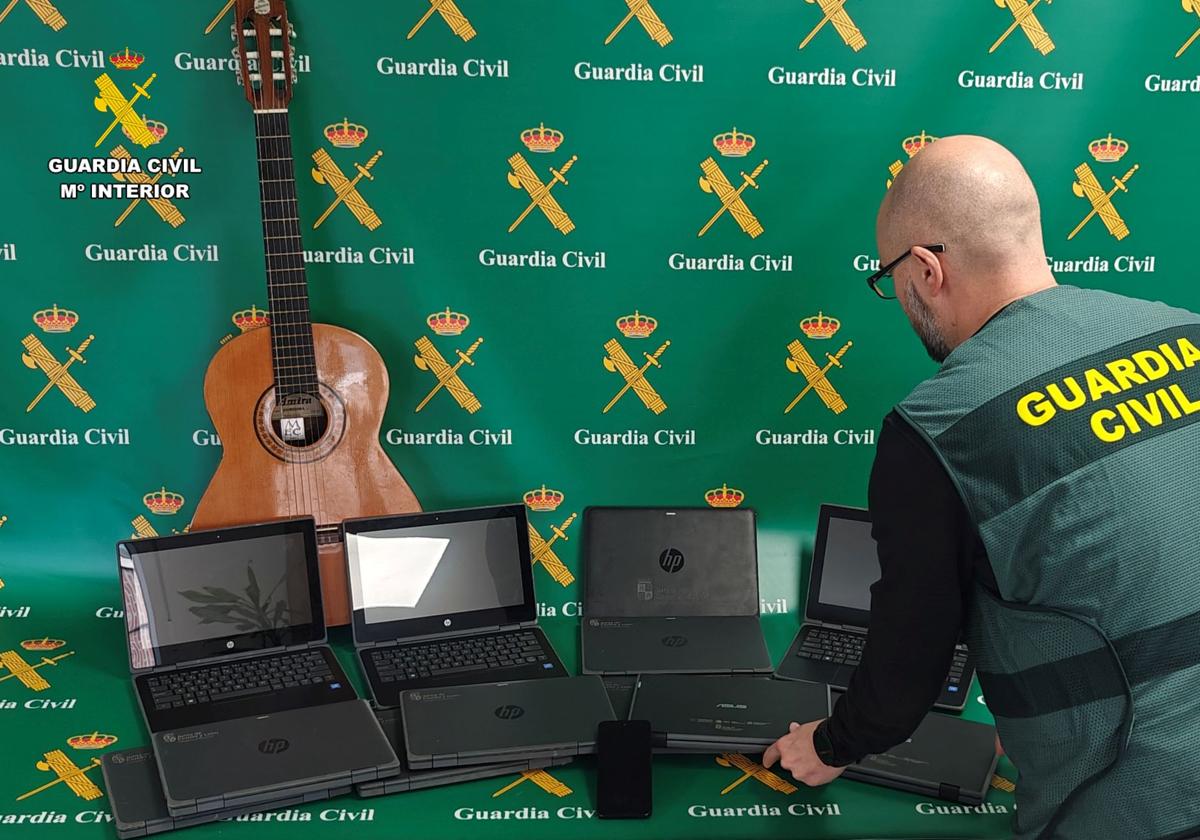 Recuperados 19 portátiles, un móvil y una guitarra robados en un colegio