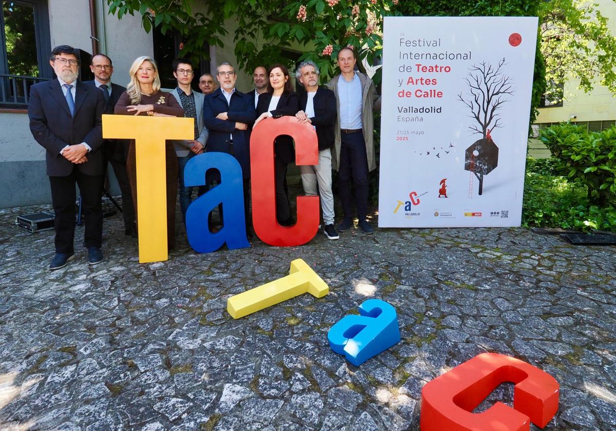 Organizadores y colaboradores del TAC, en el jardín de la Casa de Zorrilla.