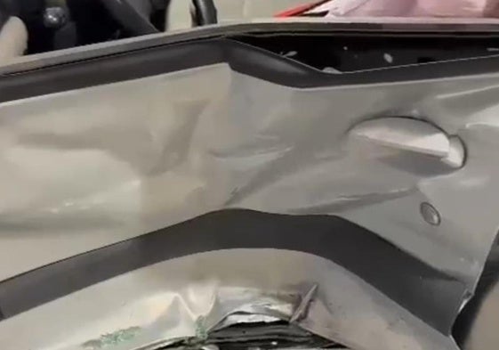 Estado en el que quedó la puerta de la conductora.