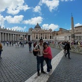 Emiliano Mattera y su madre Sonia Viviana Lange en la Plaza de San Pedro del Vaticano