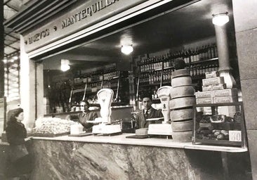 El puesto de la Granja Luisa en el mercado de El Campillo en 1952.