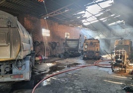 Las máquinas de limpieza, dañadas por el fuego originado en la nave.