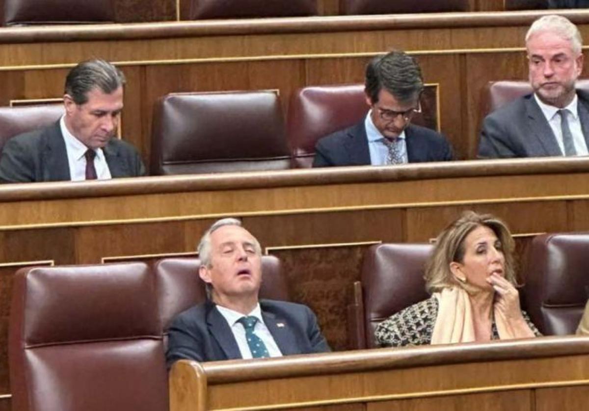 El diputado vallisoletano de Vox Pablo Sáez se duerme en el Pleno sobre el apagón