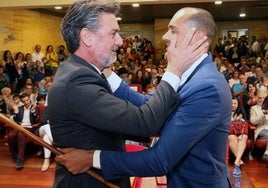 El actual alcalde del Real Sitio, Samuel Alonso (derecha), recibe el bastón de mando en 2019 de manos de José Luis Vázquez.