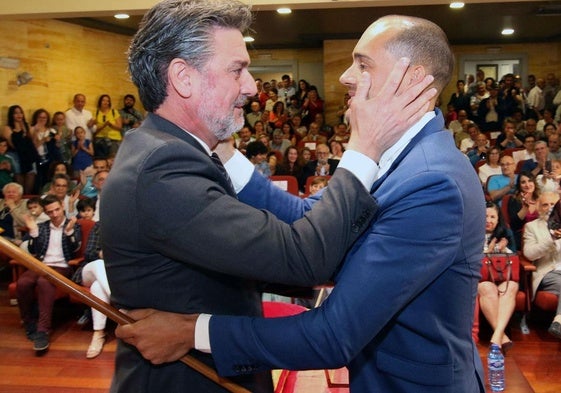 El actual alcalde del Real Sitio, Samuel Alonso (derecha), recibe el bastón de mando en 2019 de manos de José Luis Vázquez.