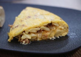 Tortilla con jijas en el bar Piedras Blancas.
