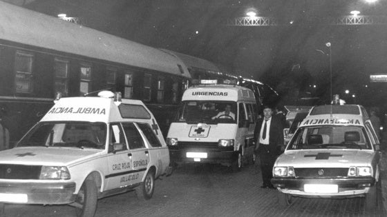 Varias ambulacias esperan en el andén de la estación la llegada de los heridos en el accidente de tren de 1988.
