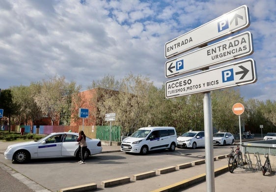 Una joven se dispone a coger un taxi en la parada del Hospital Río Hortega.