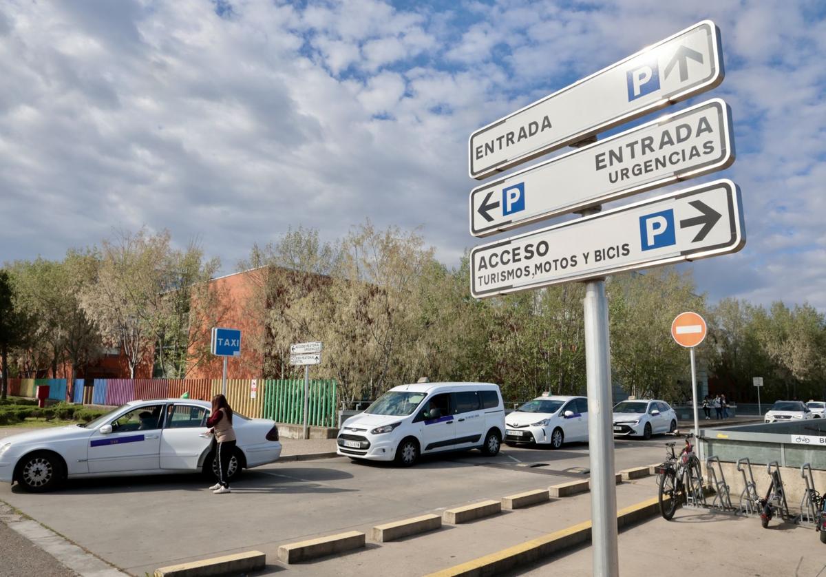 Una joven se dispone a coger un taxi en la parada del Hospital Río Hortega.