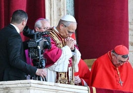 El papa León XIV, en su primera aparición pública como sumo pontífice.